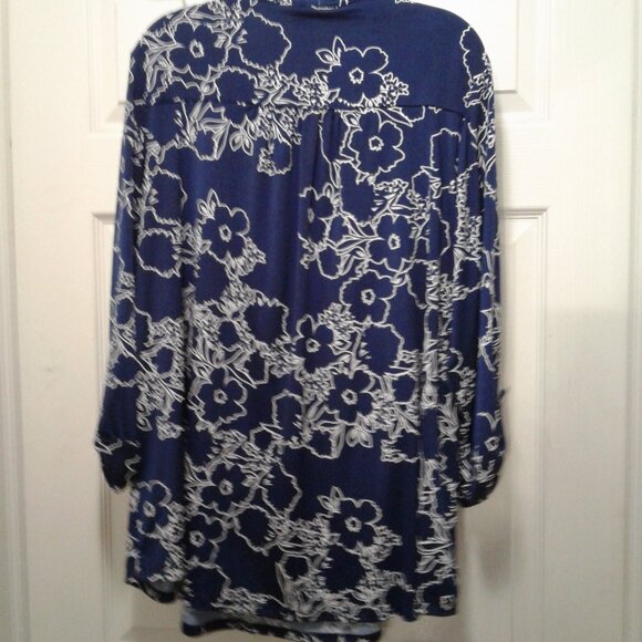 Westport Woman Blue w/ White Flowers - 3X - Picture 2 of 3